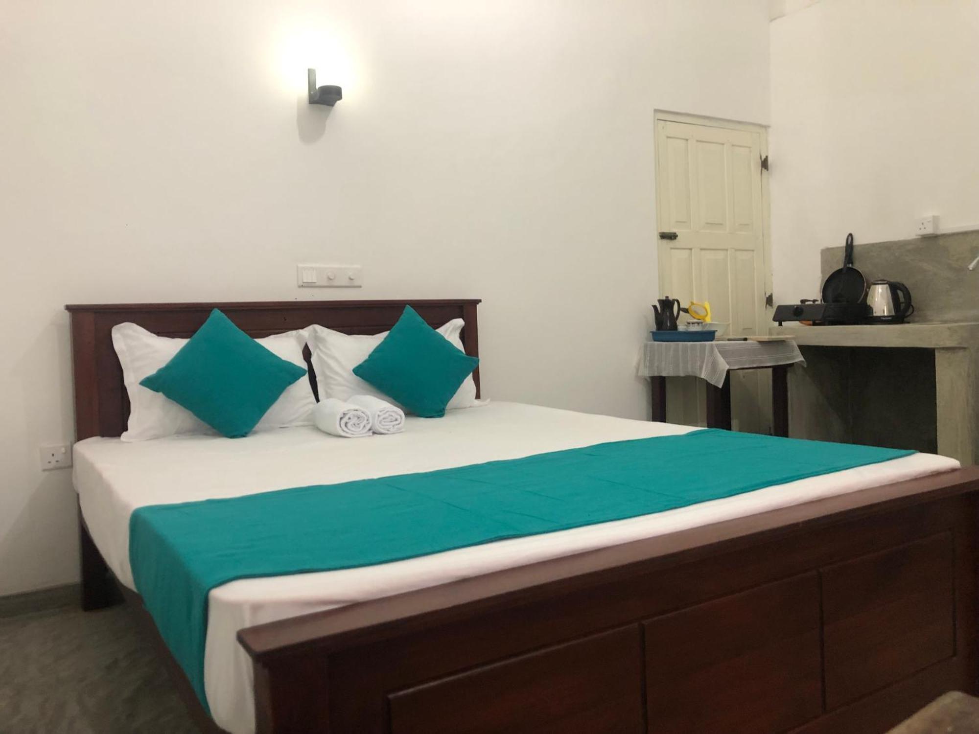 Waves Hotell Hikkaduwa Exteriör bild