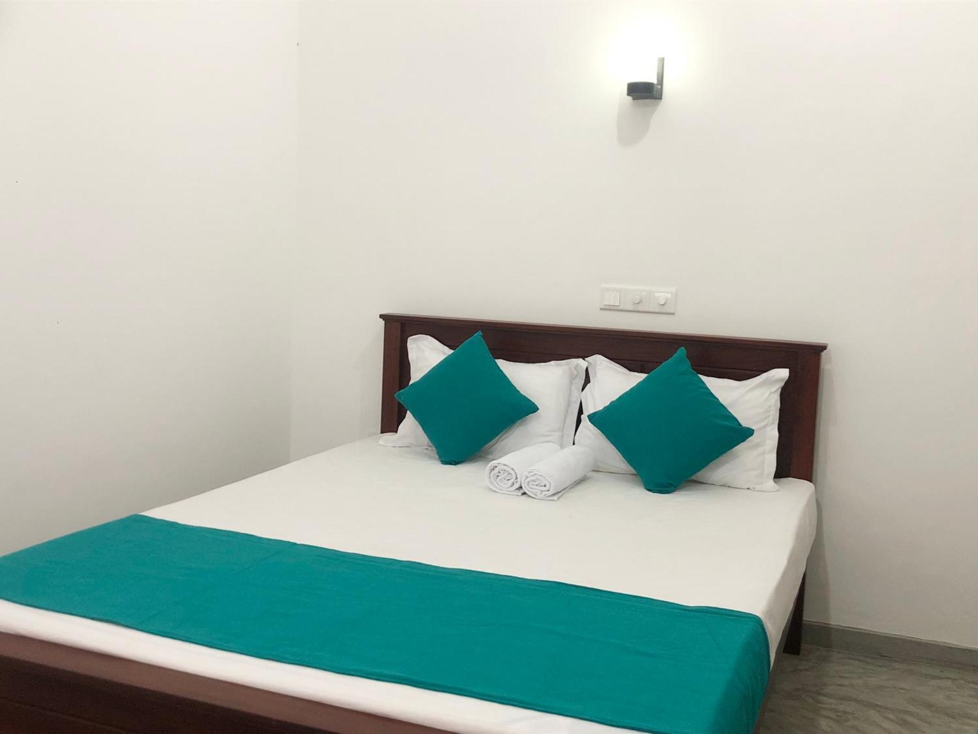 Waves Hotell Hikkaduwa Exteriör bild