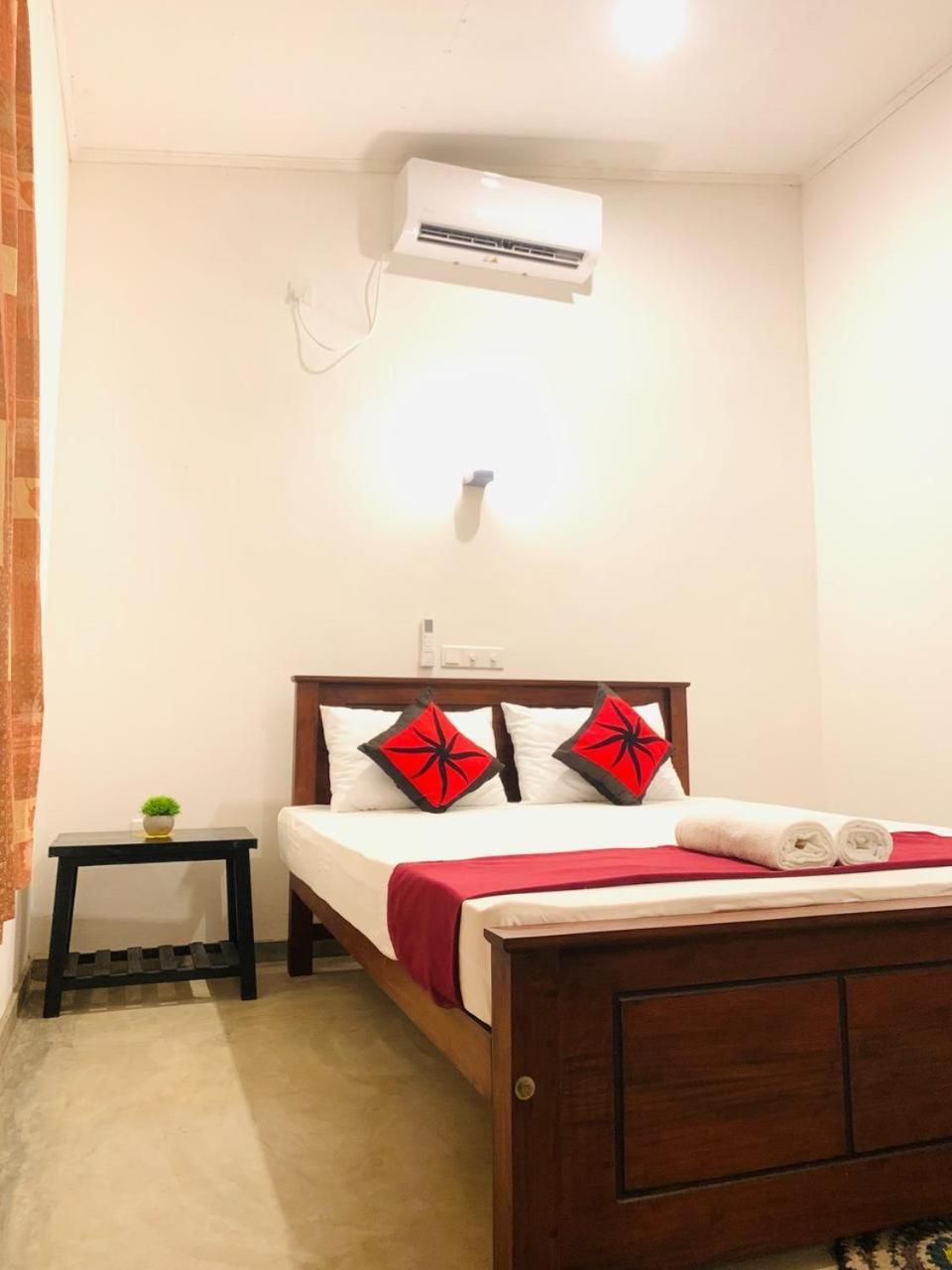Waves Hotell Hikkaduwa Exteriör bild